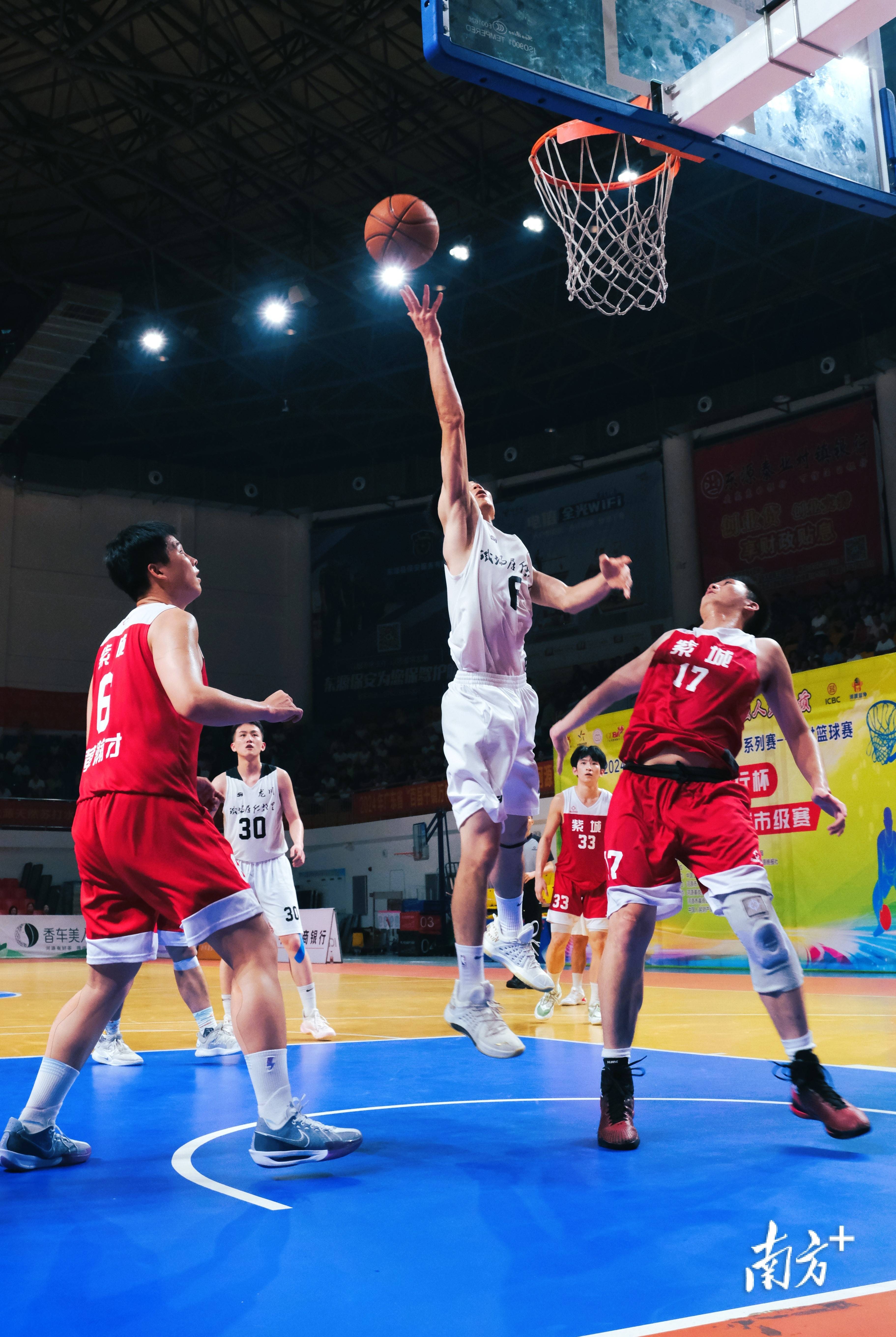 强强碰撞:球场上的精彩瞬间令人热血沸腾的简单介绍 强强碰撞:球场上的精彩瞬间令人热血沸腾的简单介绍