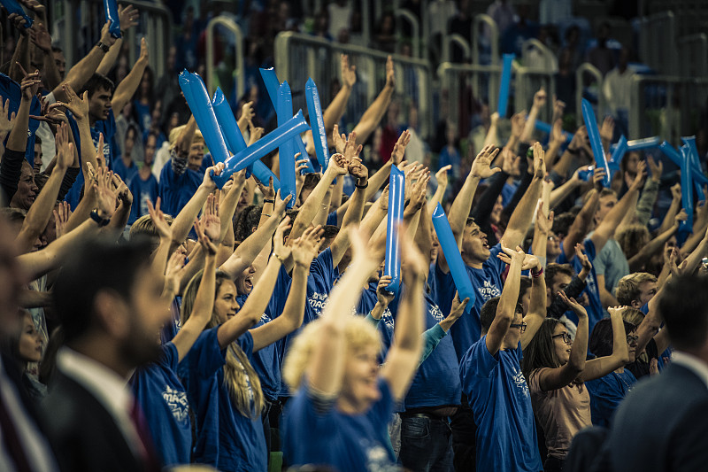 包含高质量比赛吸引观众目光，场面精彩纷呈的词条