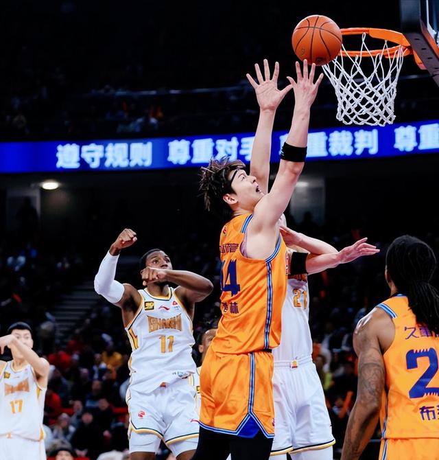 黑马风采！篮球赛场队伍表现抢眼的简单介绍