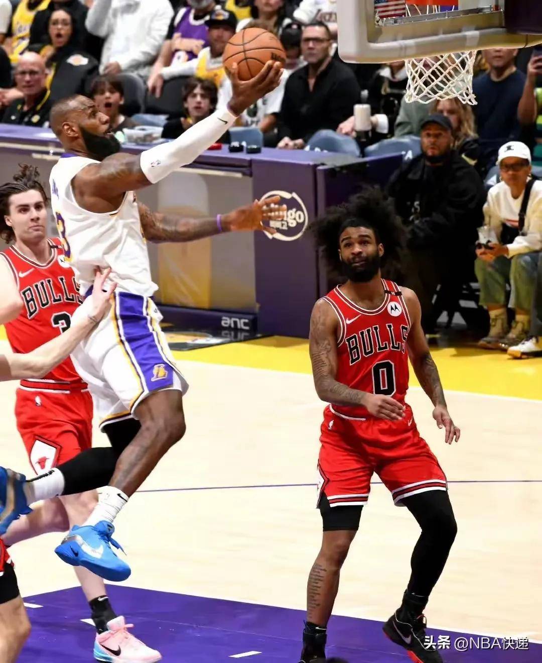 关于经典对决！球场上两支强队激烈拼抢的信息