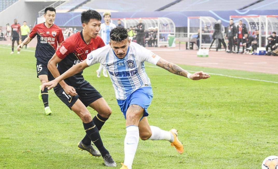 关键时刻的足球比赛中球队力挽狂澜