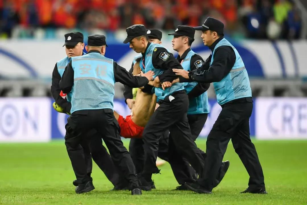 球场上的对抗让观众眼前一亮