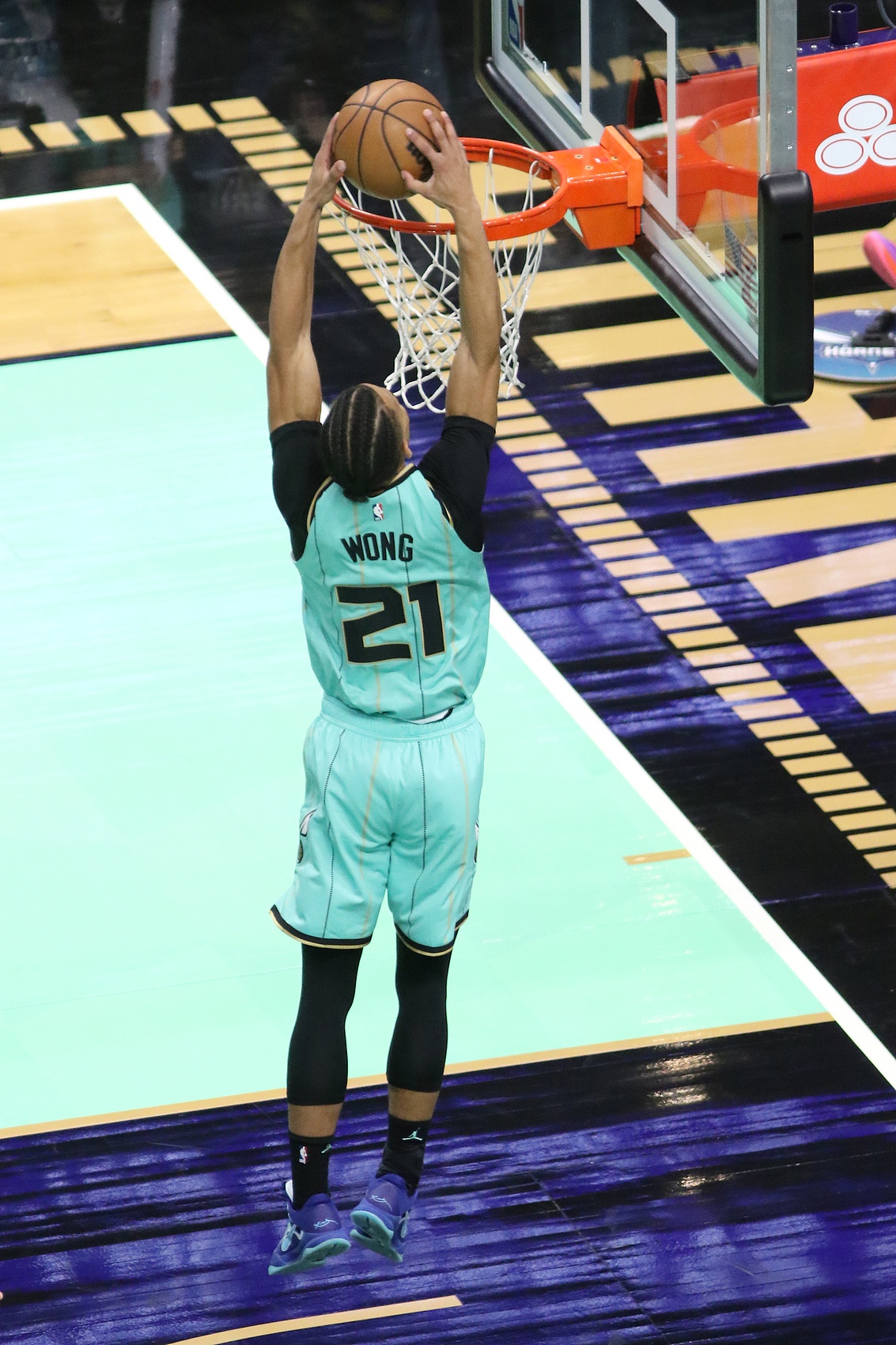 九游体育直播-黄蜂队后卫状态神勇独揽胜利