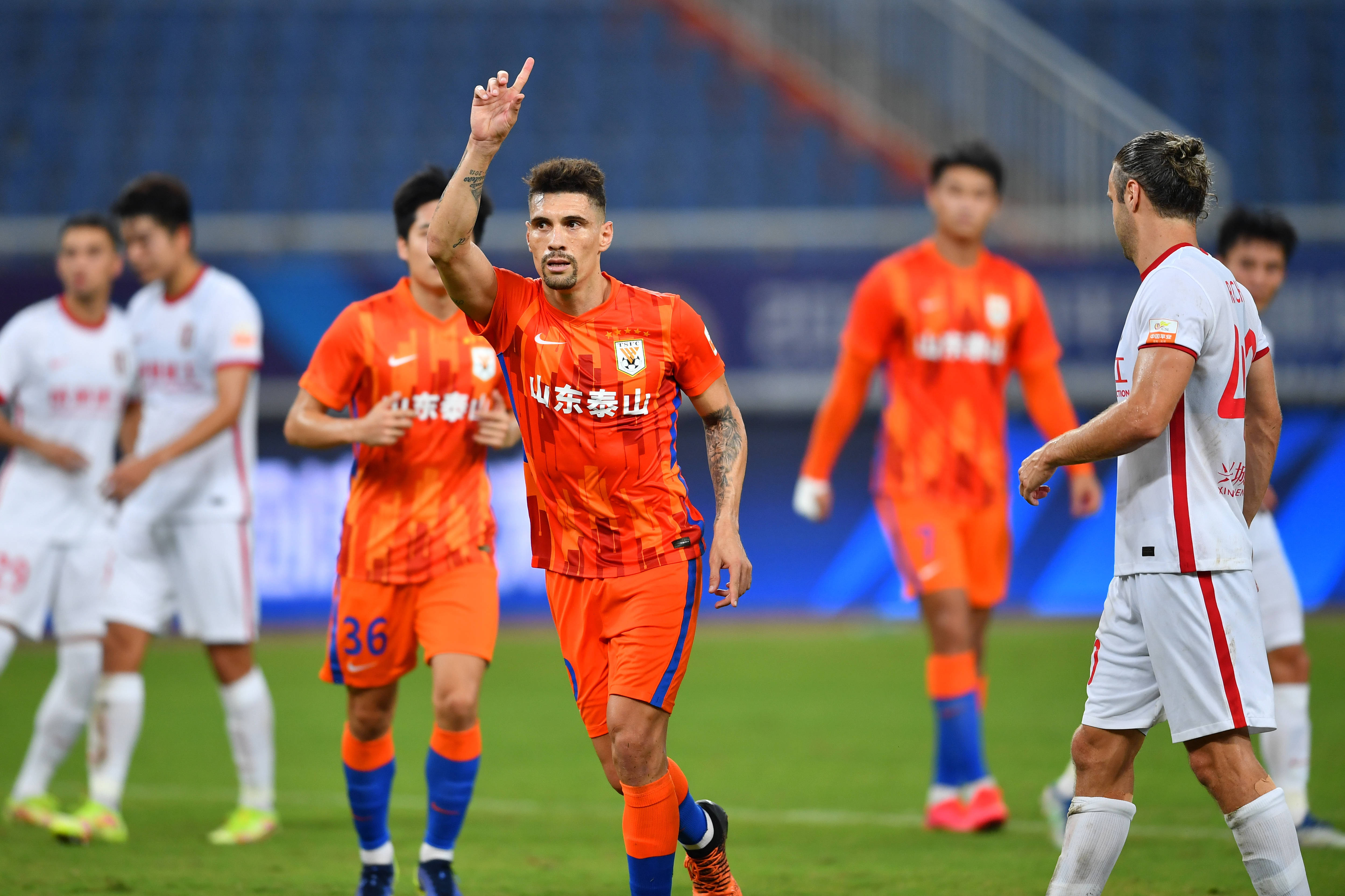 九游中国-年轻球员崭露头角，助球队取得胜利