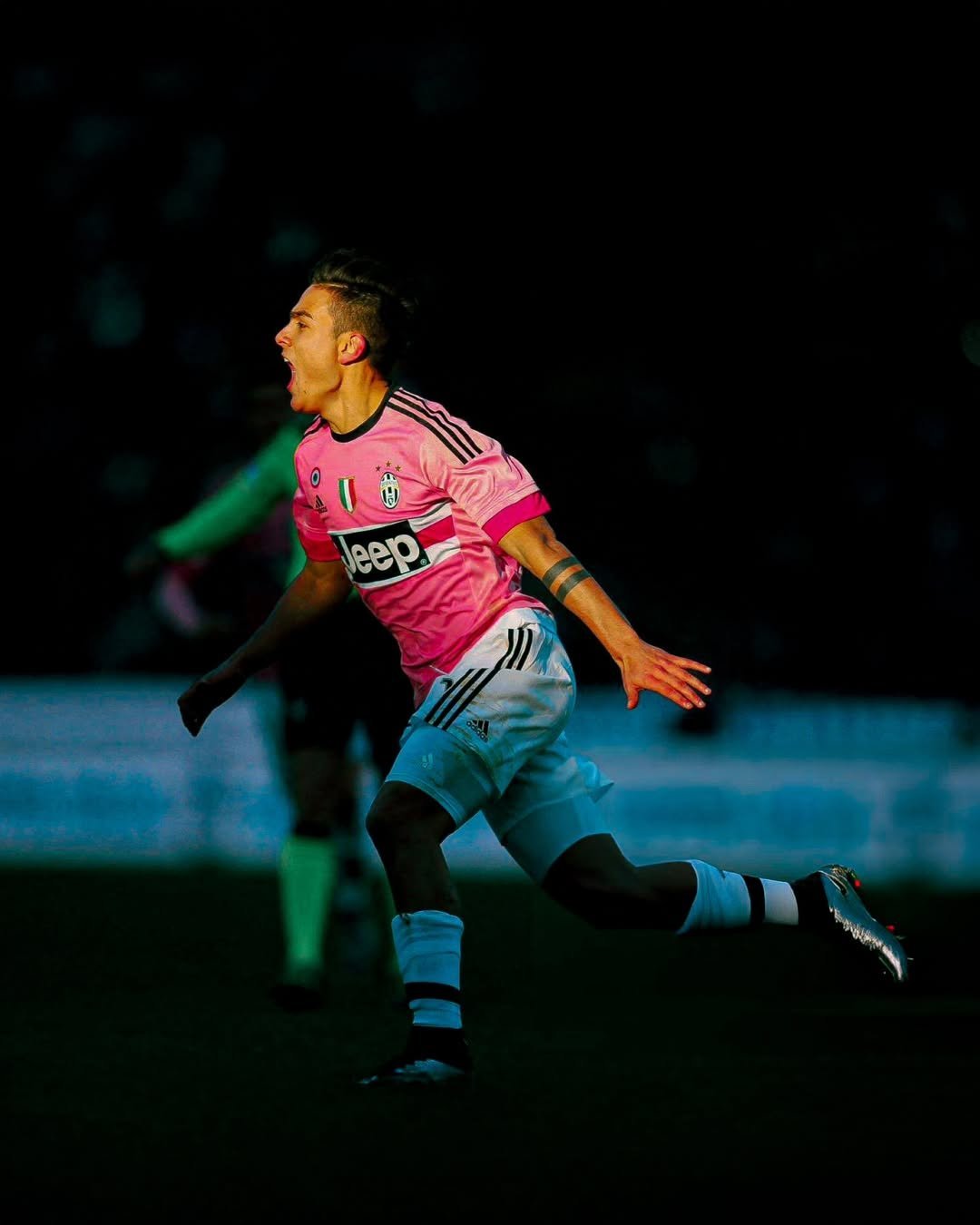 尤文图斯客场告捷,锁定小组头名的简单介绍 尤文图斯客场告捷,锁定小组头名的简单介绍