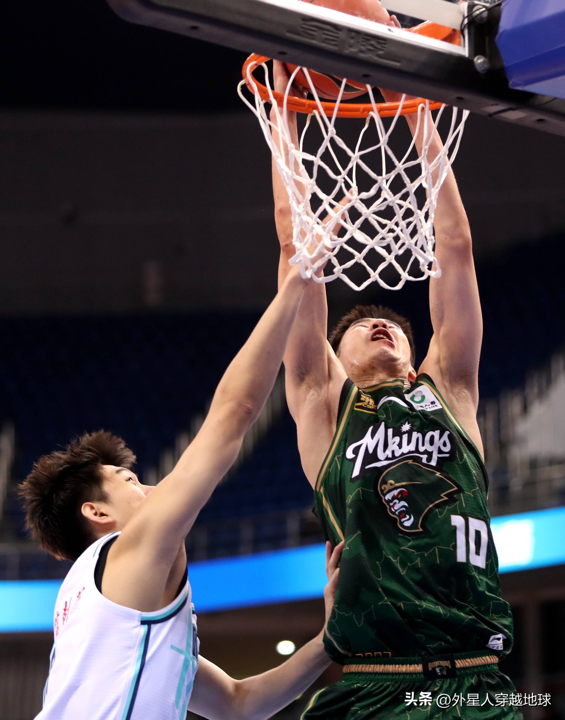 篮球场上激烈较量,球迷热情高涨势不可挡! 篮球场上激烈较量,球迷热情高涨势不可挡!