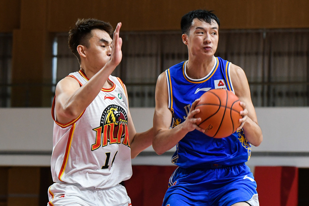 九游VIP-篮球名宿受邀开讲座，传授篮球智慧助力新秀成长