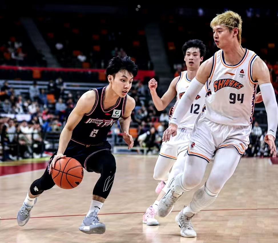 九游娱乐app下载-广东队客场遭遇失利，全队迎来调整阵容挑战