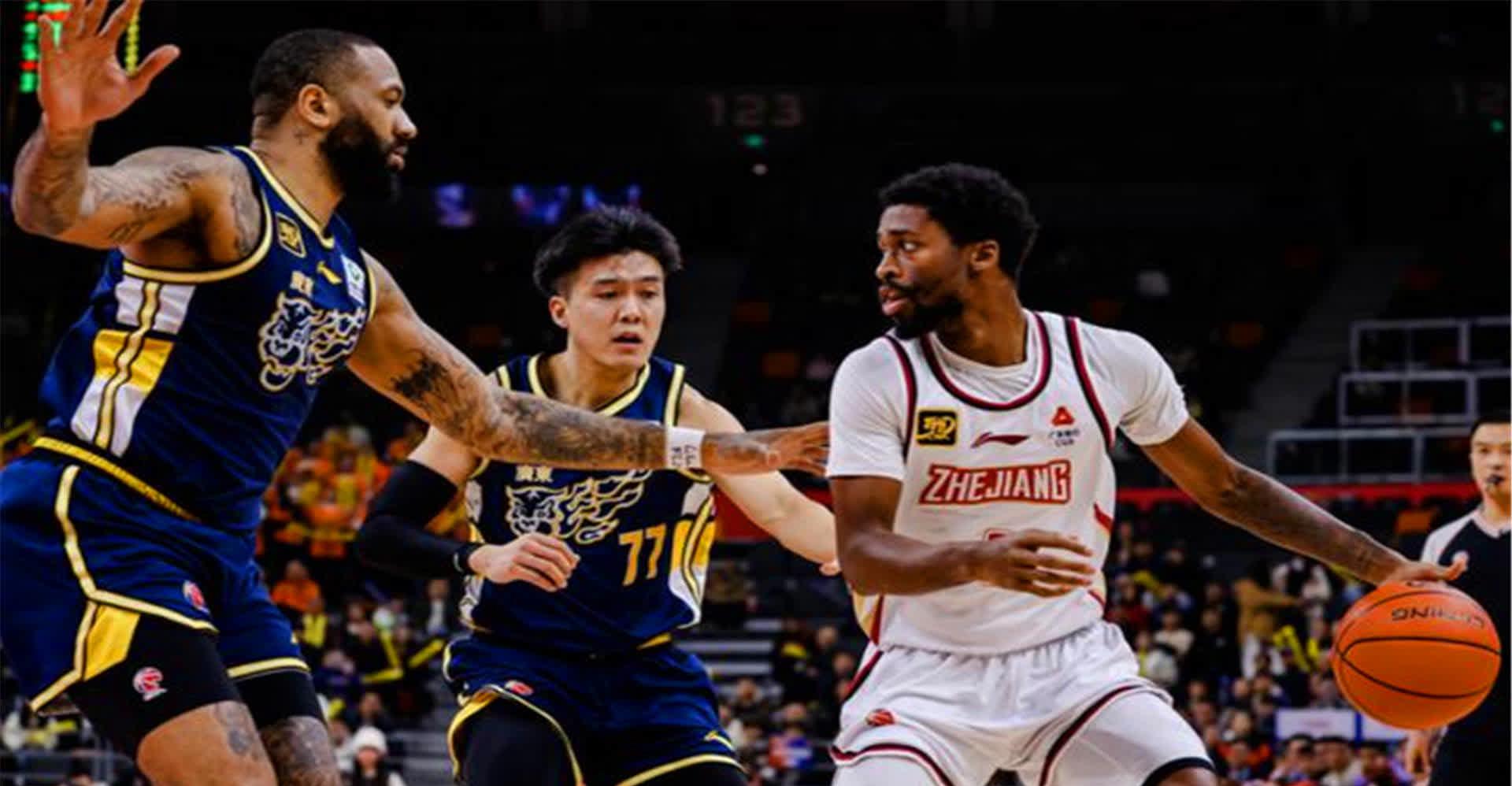 广东队客场遭遇失利,全队迎来调整阵容挑战 广东队客场遭遇失利,全队迎来调整阵容挑战