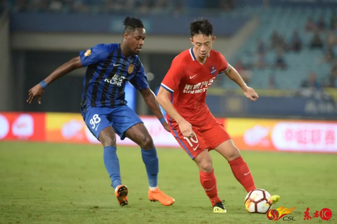 江苏苏宁对阵重庆斯威，展开激烈角逐