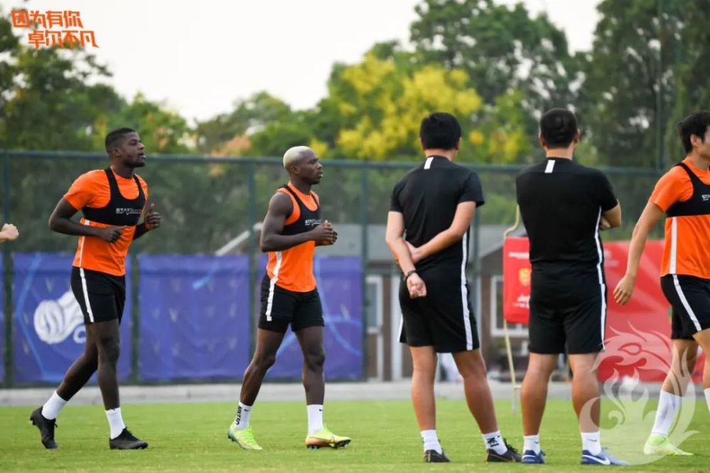 九游娱乐官方网站-萨尔瓦多备战欧锦赛，全队积极备战以迎接挑战