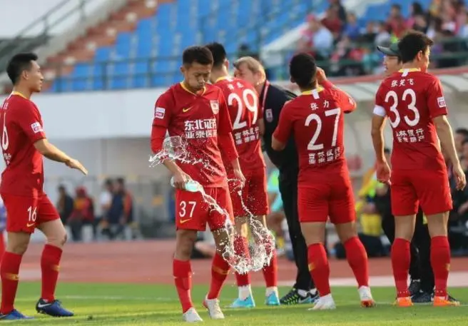 青岛黄海客场击败强敌,坚守前列 青岛黄海客场击败强敌,坚守前列