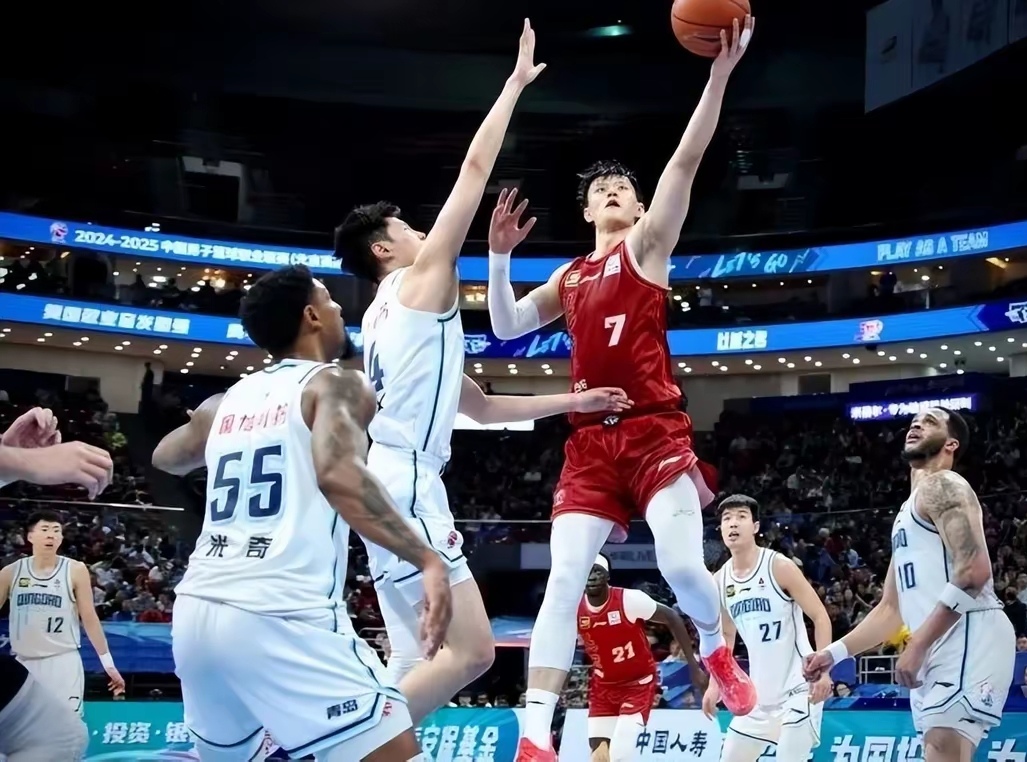 精彩纷呈!精英球队争锋相对,火药味十足 精彩纷呈!精英球队争锋相对,火药味十足