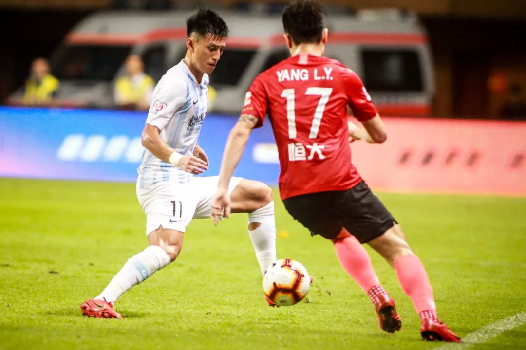 富力翻盘后卫不守,球队混战疲惫不堪助推失败收场 富力翻盘后卫不守,球队混战疲惫不堪助推失败收场