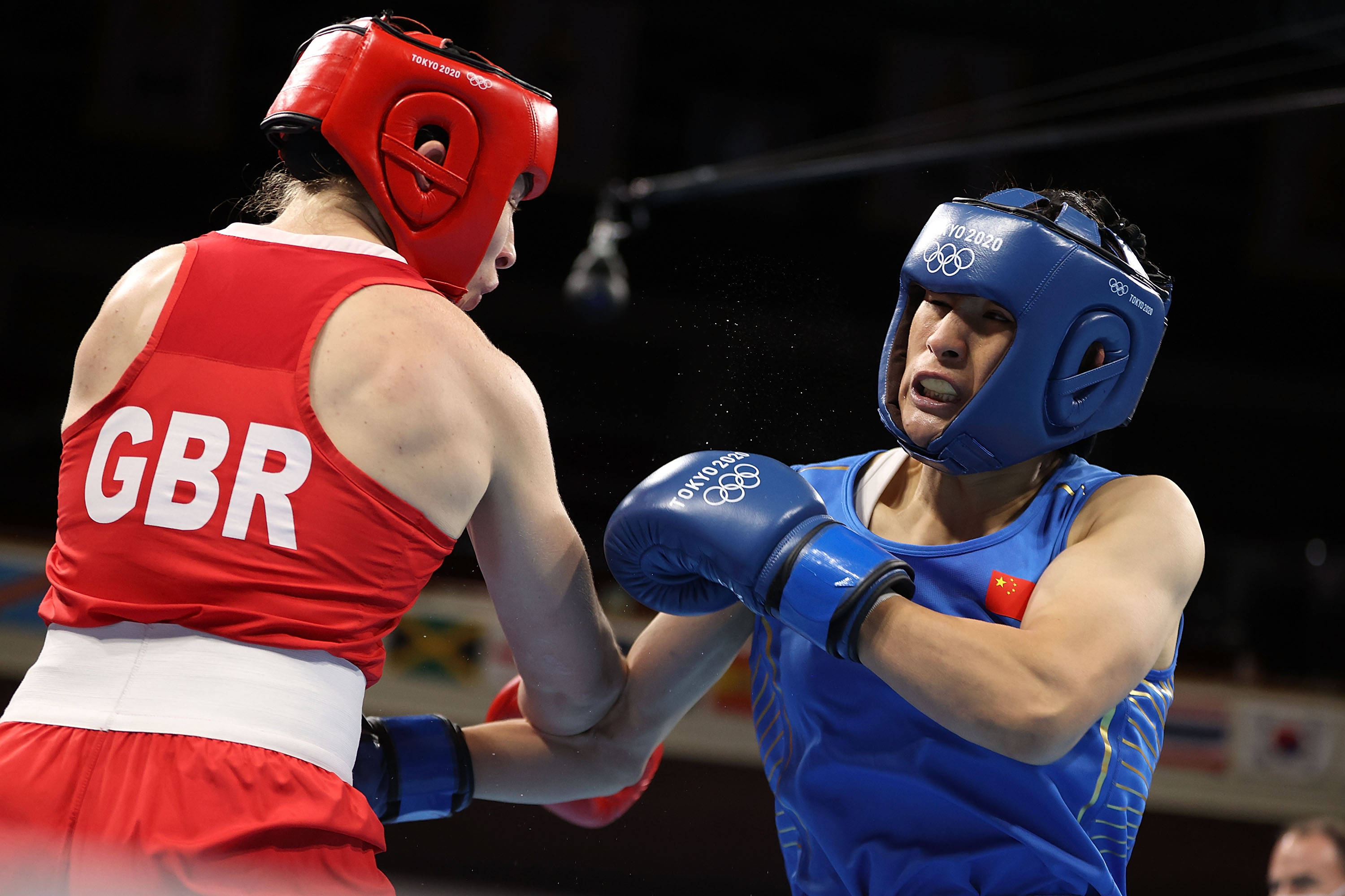 波兰拳击选手再度夺冠,喜迎胜利 波兰拳击选手再度夺冠,喜迎胜利