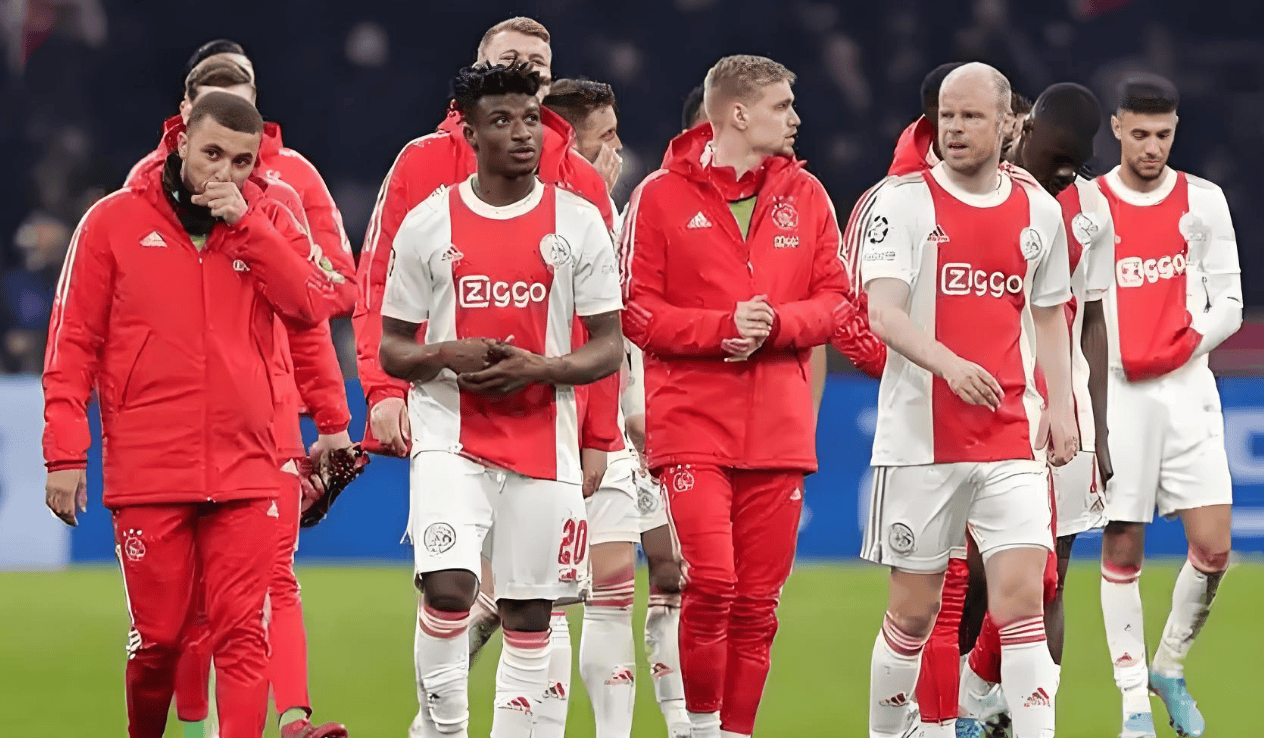 包含阿贾克斯继续保持不败，豪取七连胜的词条