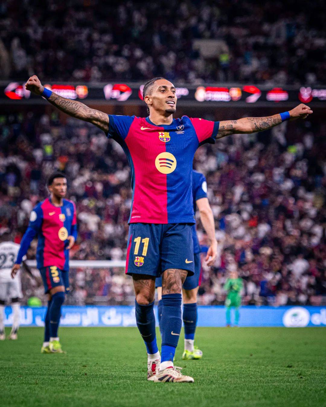 巴萨接连逃球，失误频发引争议