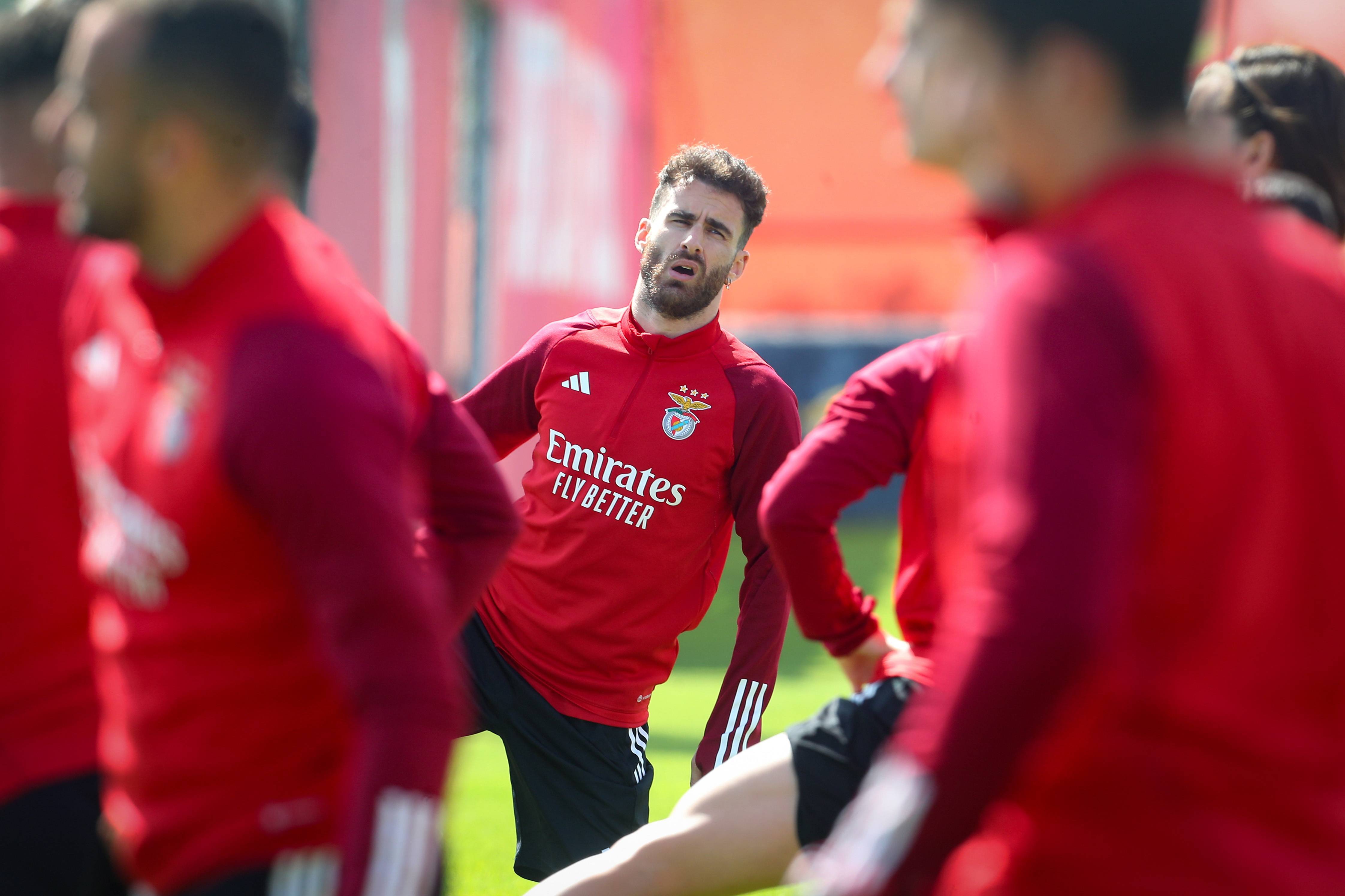 九游娱乐首页-足球豪门争霸，球队集结备战磨练实力