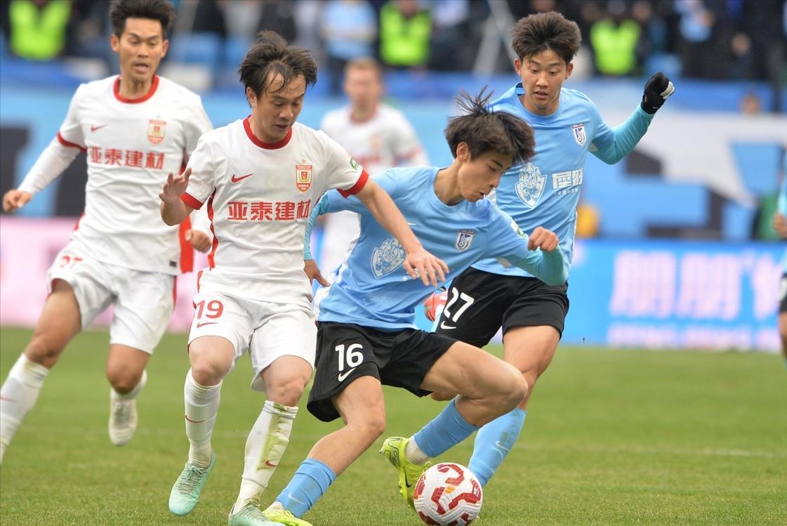 青岛队升班马表现出色,球队士气高涨 青岛队升班马表现出色,球队士气高涨