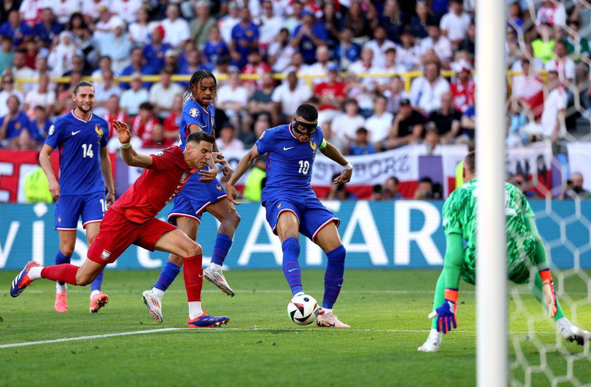 包含欧冠比赛激烈展开，球员展现技术的词条