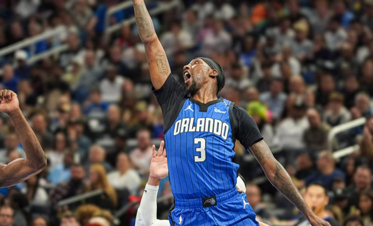 猛龙外线球员三分连中，率领球队逆袭胜利