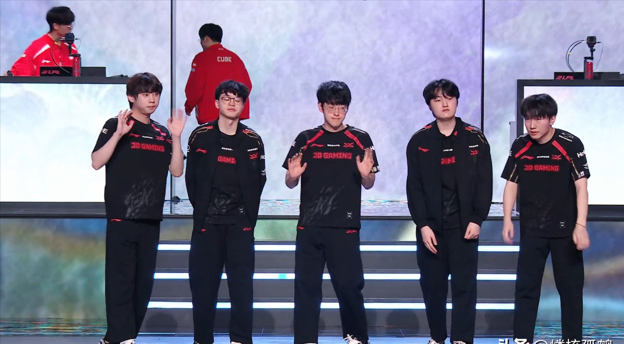 包含JDG险胜FPX，Inspired团战一打五顶尖较量2025世界赛，让粉丝疯狂欢呼的词条