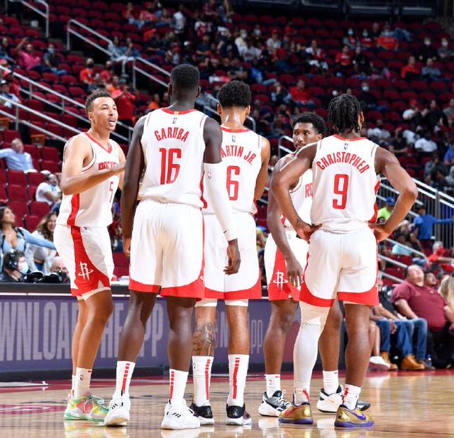 包含火箭收购大名单，助力球队在西部立足的词条