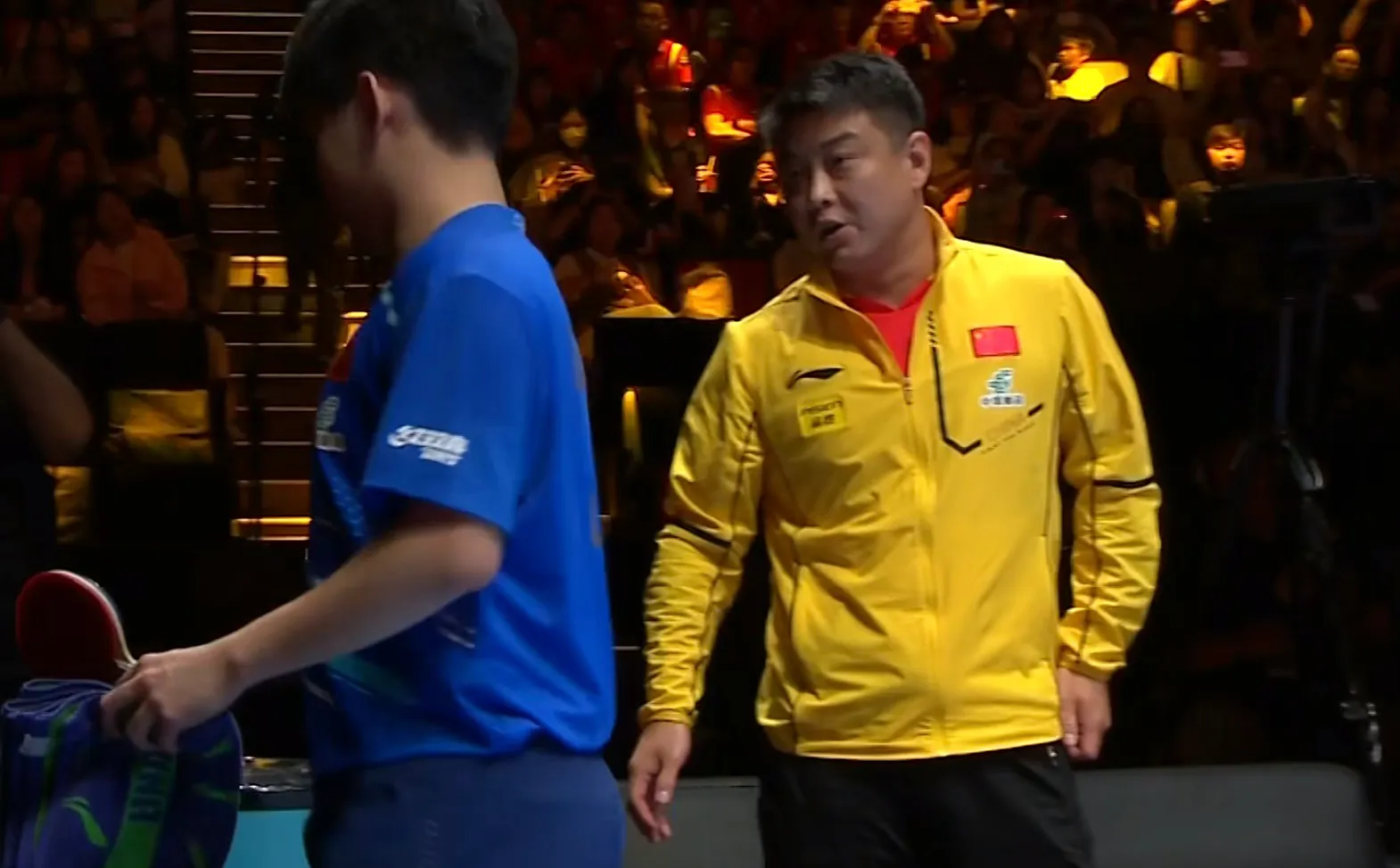 九游娱乐官方网站-紧张的比赛结束，胜利者笑逐颜开