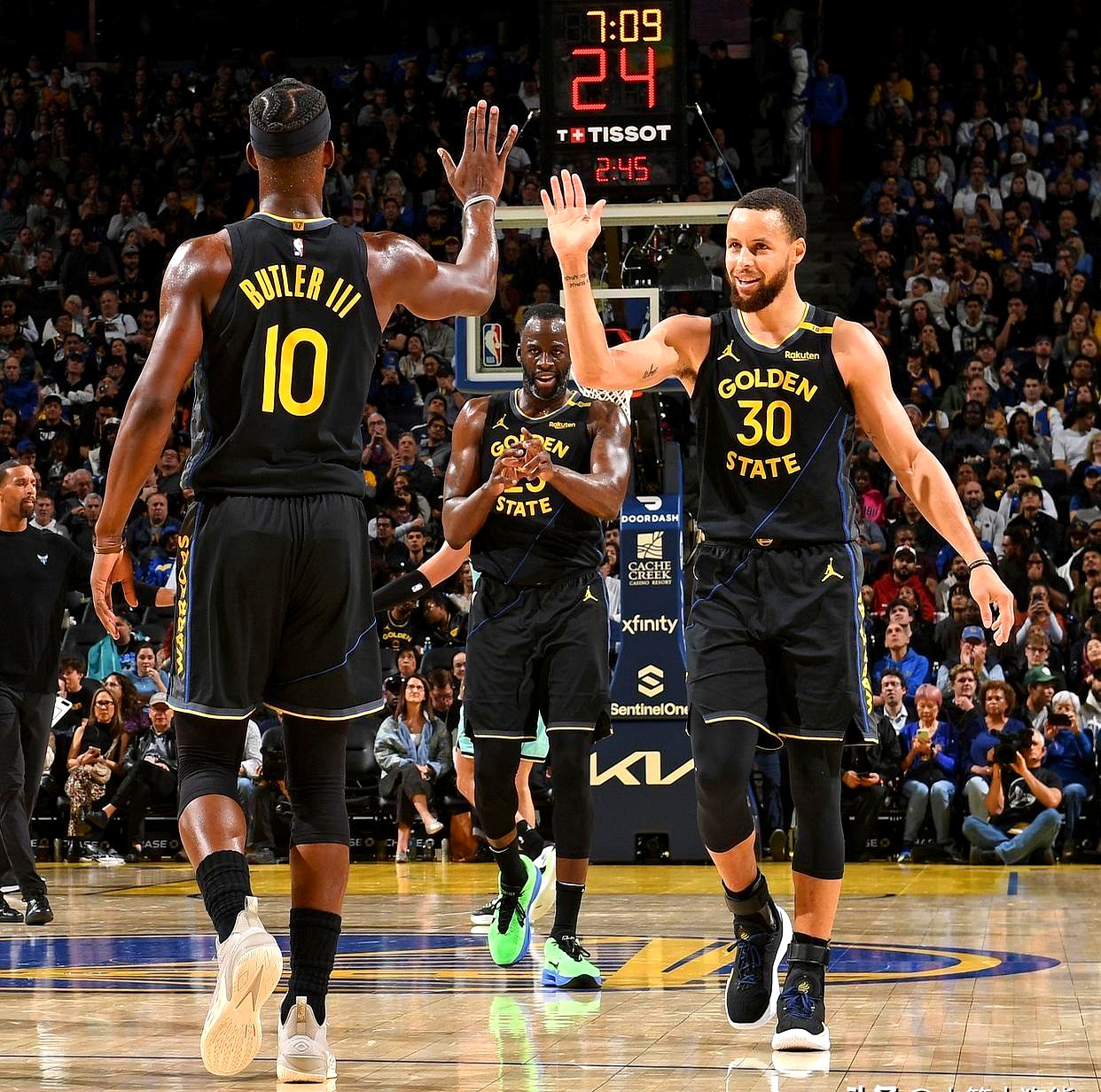 勇士力克北京队，麦科勒姆关键制胜